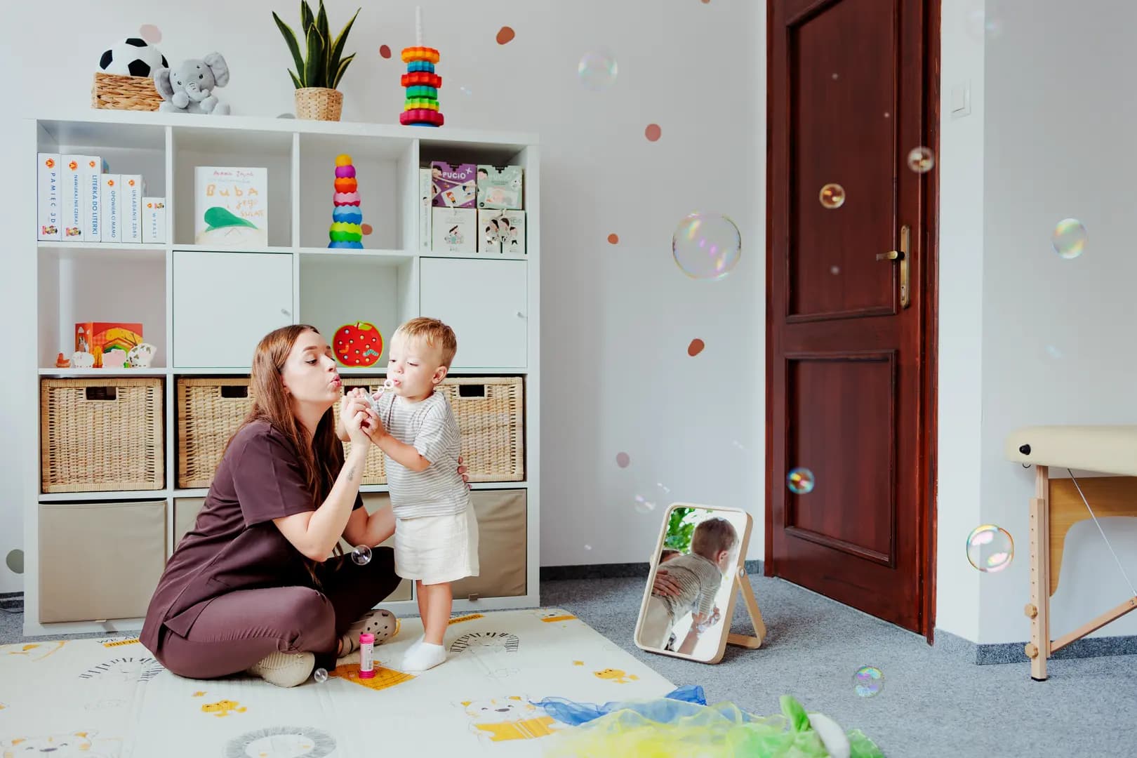 Logopeda uczący dziecko