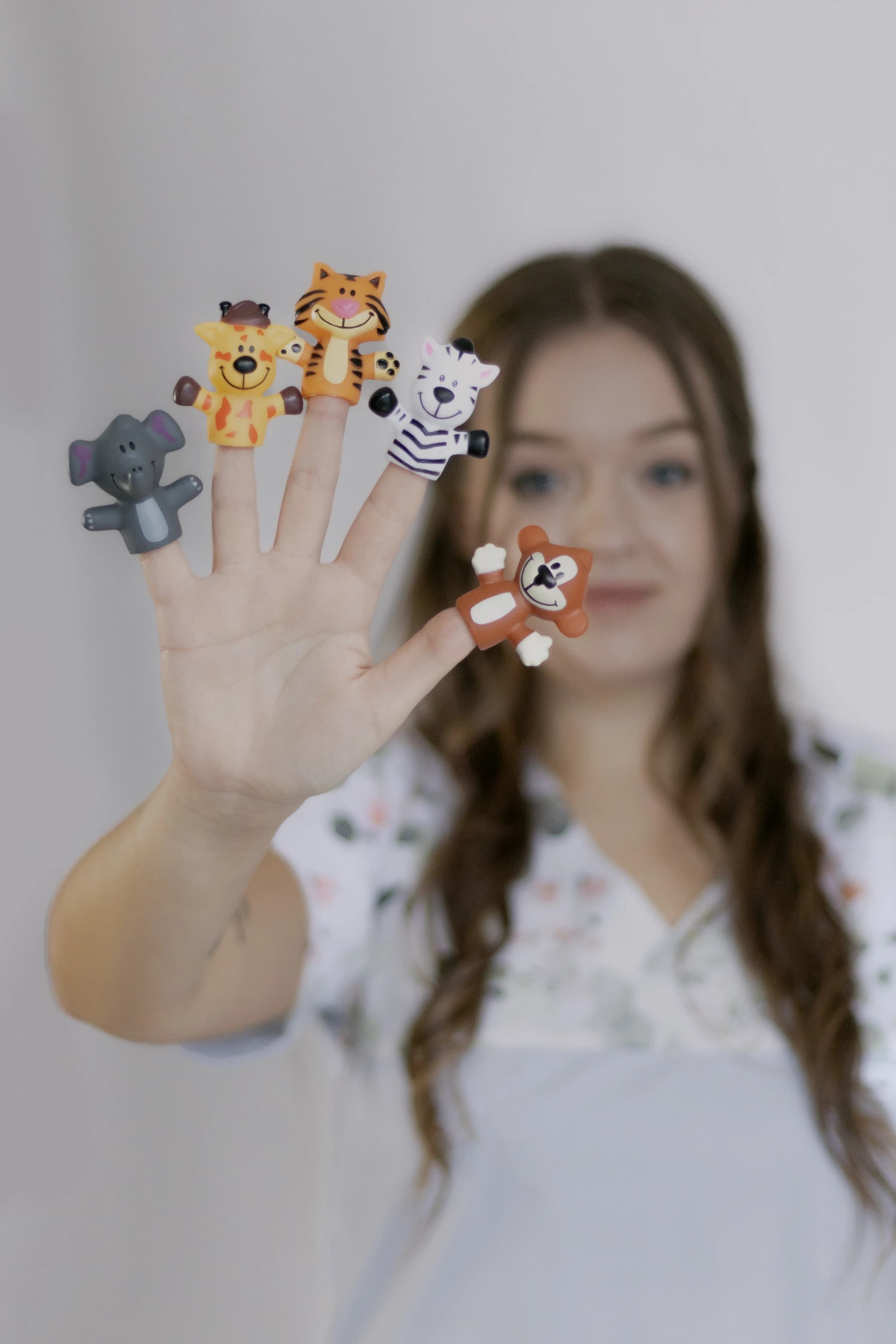 Logopeda uczący dziecko